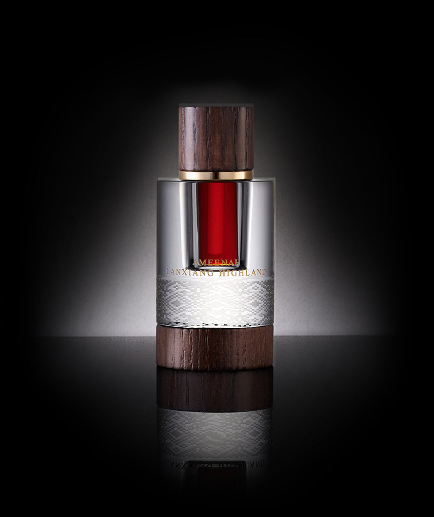 Close-up of Lanxiang Highland Dehn Al Oud bottle a woody, mature oud oil that embodies authenticity, serenity, wisdom, and refined sophistication.