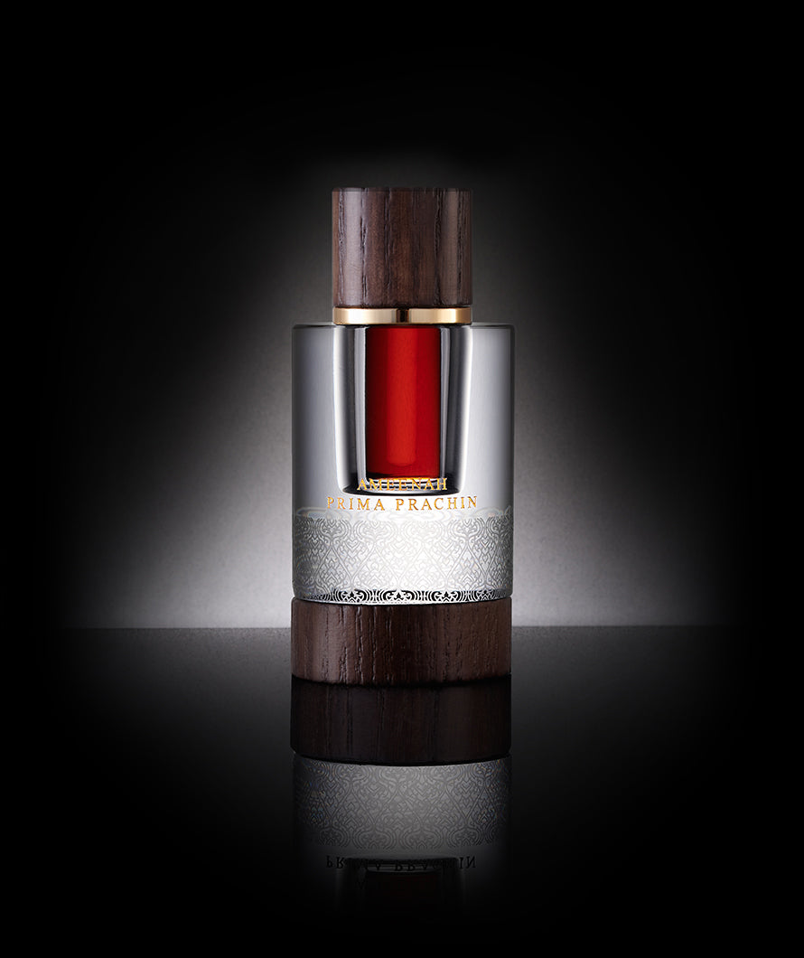 Close-up of Prima Prachin Dehn Al Oud bottle – a warm and nutty oud oil with hazelnut and woody notes, capturing intimacy and allure in every drop.